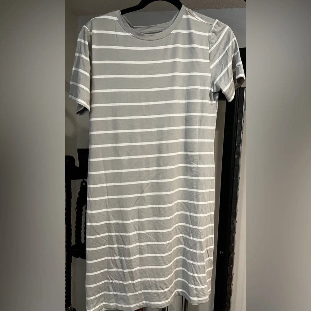 BCBGeneration T Shirt Dress XS (Size 0-2) Gray/White - Picture 3 of 3
